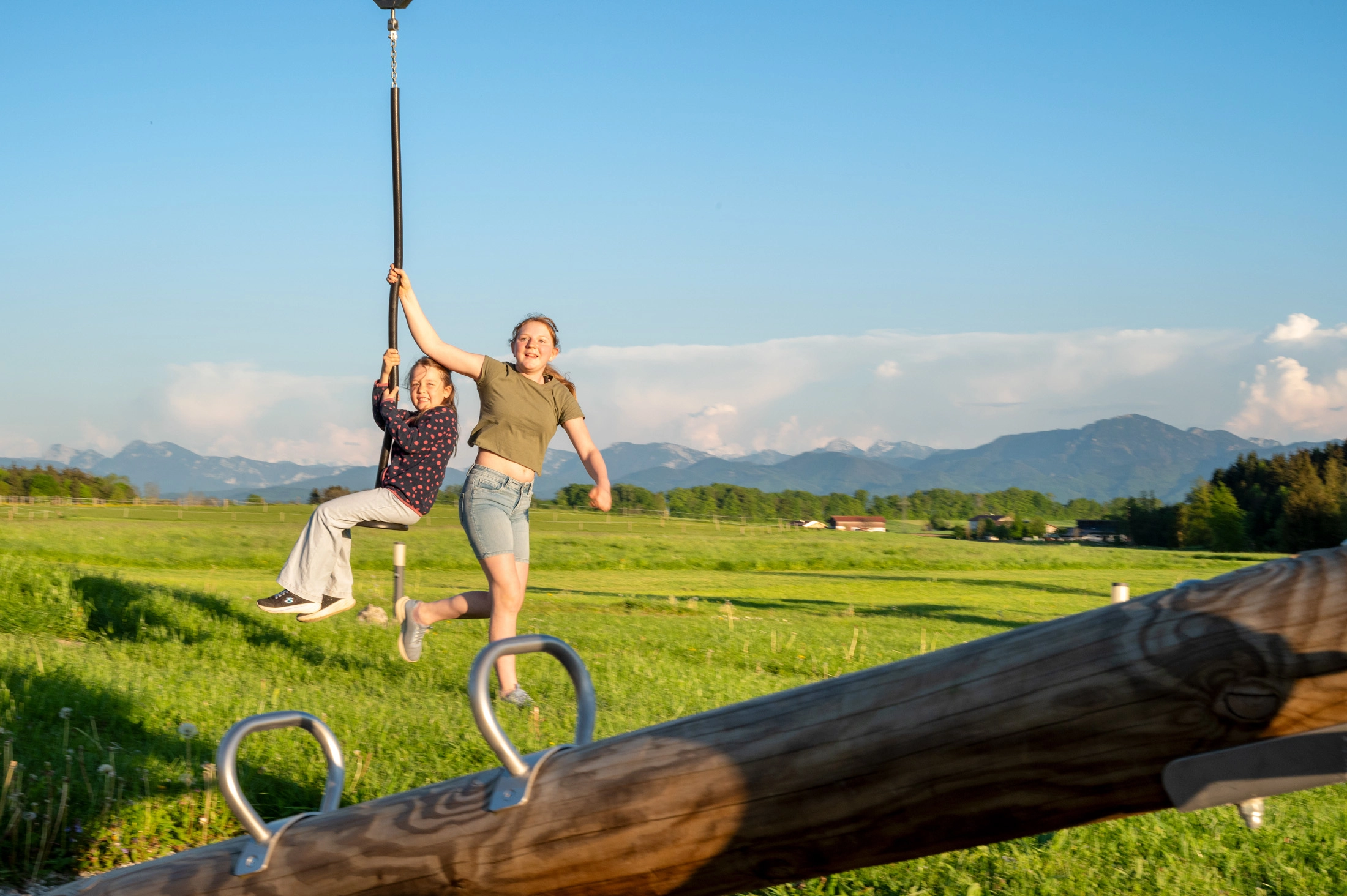 Zwei Kinder spielen mit einer Seilbahn auf Spieplatz