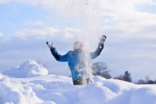 Wintervergnügen, Kind im Schnee