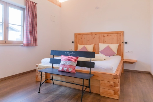 Bett mit dekorativer Bank