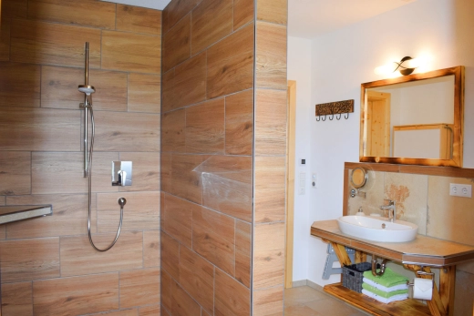 Badezimmer mit Dusche