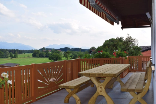 Balkon mit Tisch und Bänken