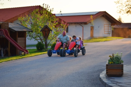 Kettcars für Kinder auf dem Hof