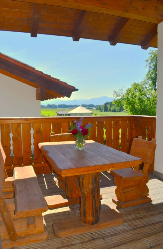 Blick vom Balkon, Tisch und Bänke