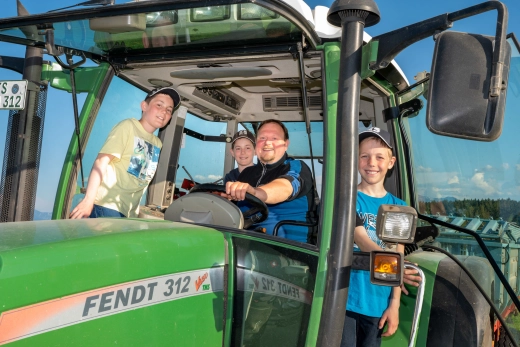 Kinder auf Traktor