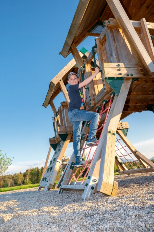Kinder klettern auf Rutschenhaus