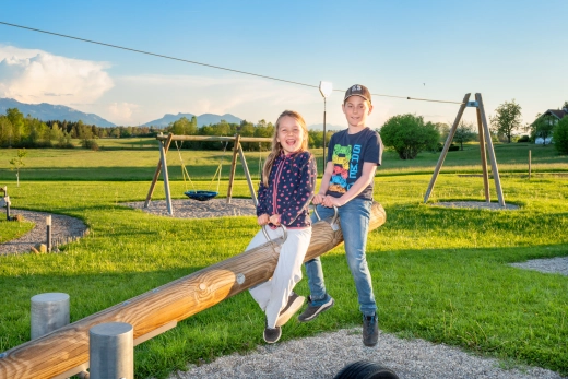 Kinder auf Wippe