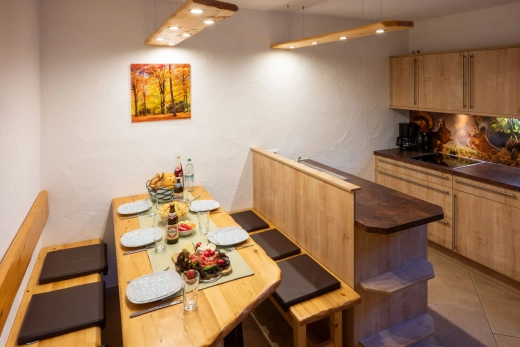 Gedeckter Tisch, neben Küche