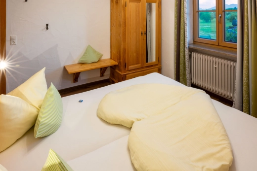 Bett mit Blick aus Fenster