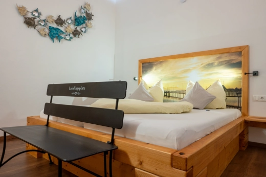 Schlafzimmer mit dekorativer Bank
