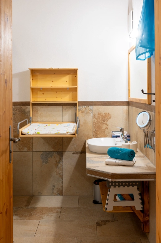 Badezimmer, Wickeltisch und Waschtisch