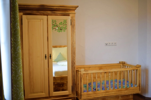 Schrank mit Baby Gitterbett