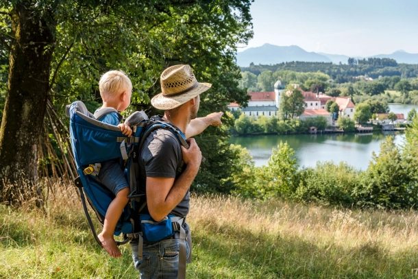 Wanderer, Mann mit Kraxe auf dem Rücken