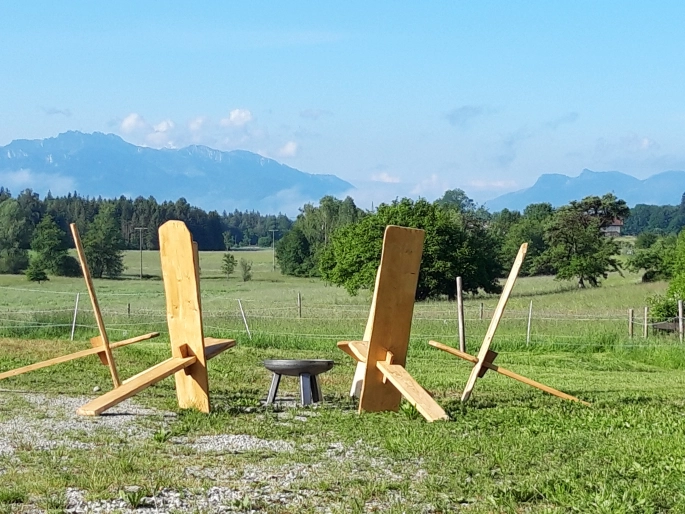 Liegestühle in der Natur vor Lagerfeuerstelle