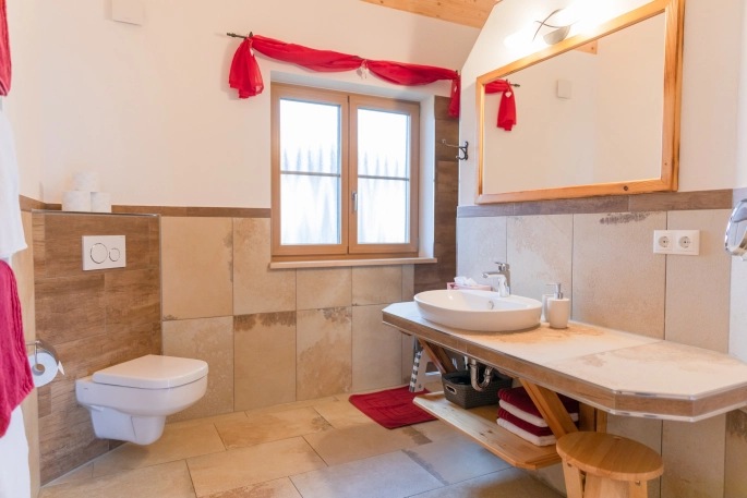 Badezimmer, Toilette mit Waschtisch