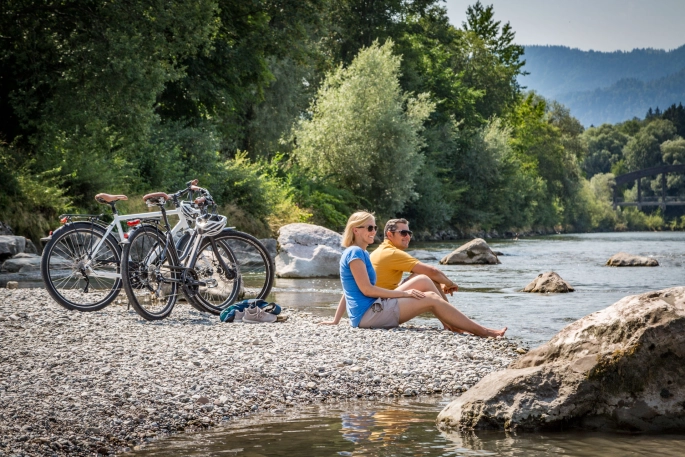 Aachental Radweg, zwei Fahrradfahrer am Ufer