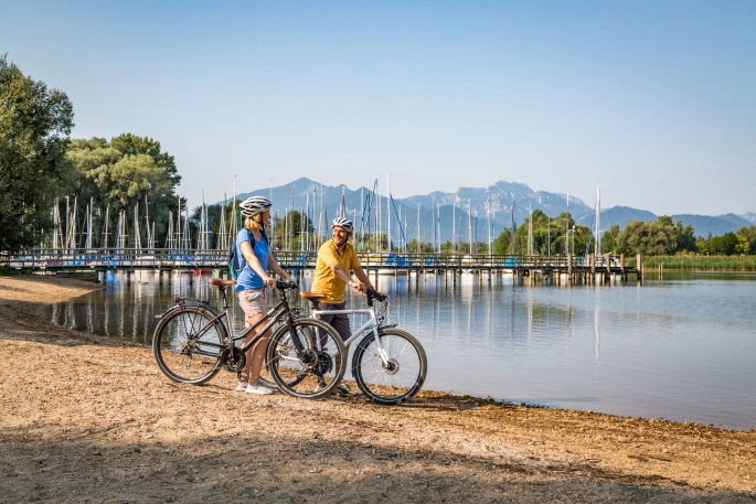 Zwei Radfahrer am Ufer Chiemsee