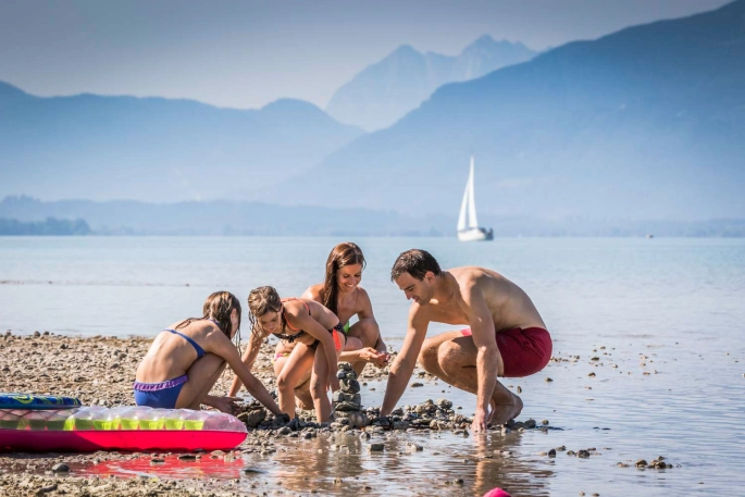 Kinder beim Spielen im Sand am Chiemsee