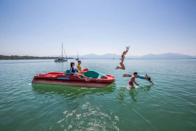 Kinder springen vom Tretboot