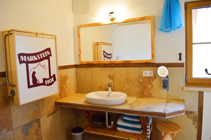 Badezimmer, Waschbecken und Wickeltisch