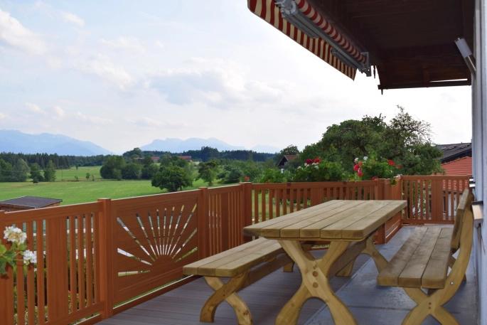 Balkon mit Tisch und Bänken