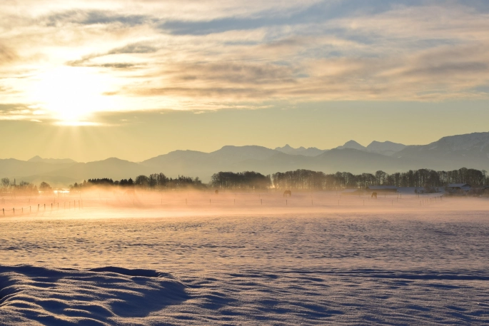 Sonnenuntergang vor Schneelandschaft