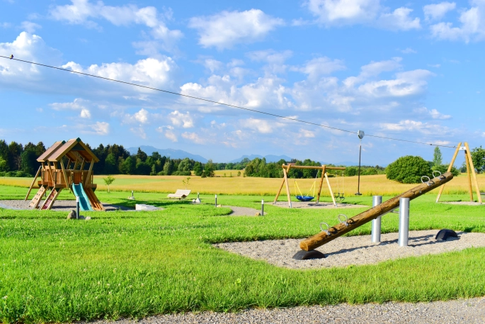 Großer Spielplatz mit Wippe, Schaukel, Seilbahn