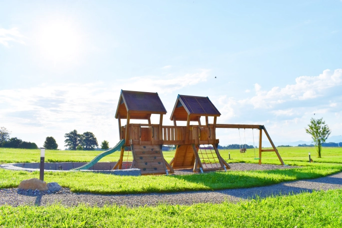 Großer Spielplatz mit Wippe, Schaukel, Seilbahn