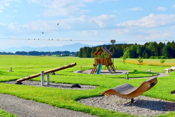 Großer Spielplatz mit Wippe, Schaukel, Seilbahn