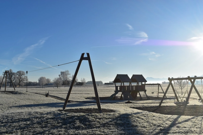 Großer Spielplatz mit Wippe, Schaukel, Seilbahn im Winter