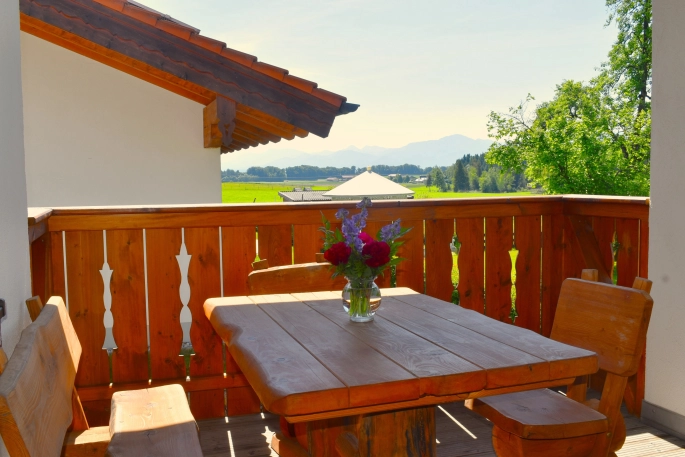 Balkon mit Tisch und Stühlen
