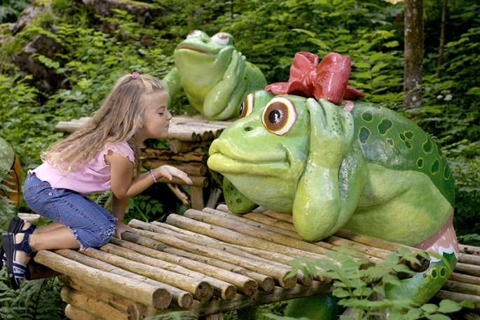 Mädchen mit Frosch Figur