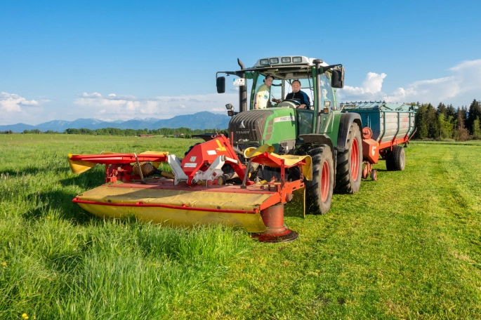 Traktor mit Mähwerk und Ladewagen