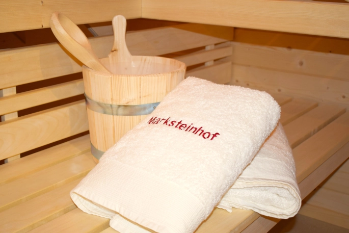 Handtuch Nahaufnahme mit Sauna Aufgusseimer