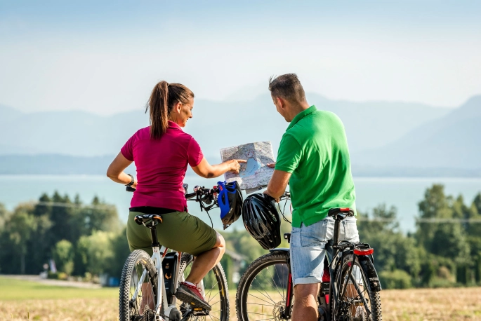 Zwei Radfahrer in Seebruck