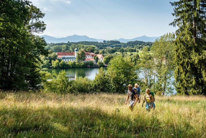 Wanderer vor schöner Landschaft