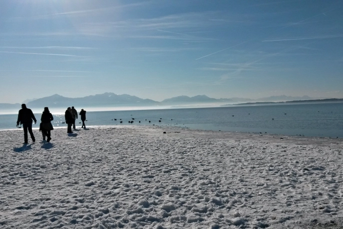 Spaziergänger am Strand im Winter