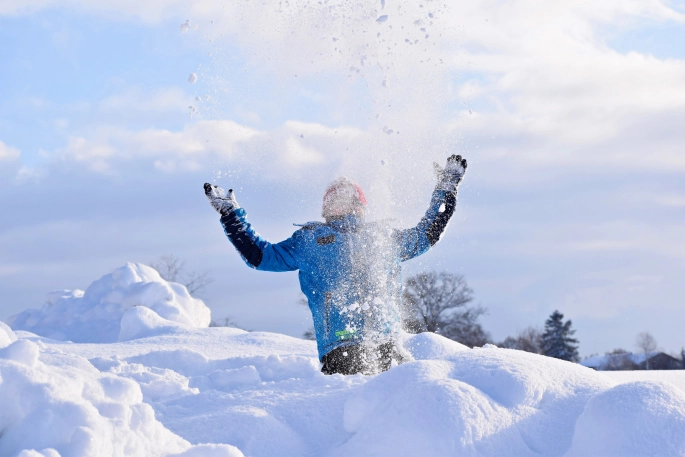 Wintervergnügen, Kind im Schnee