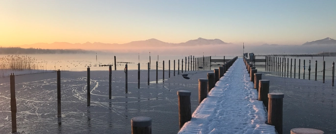 Steg am Chiemsee im Winter