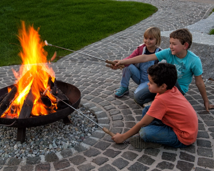 Kinder am Lagerfeuer